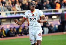 napoli taraftarindan victor osimhene skandal pankart FARJlgBq