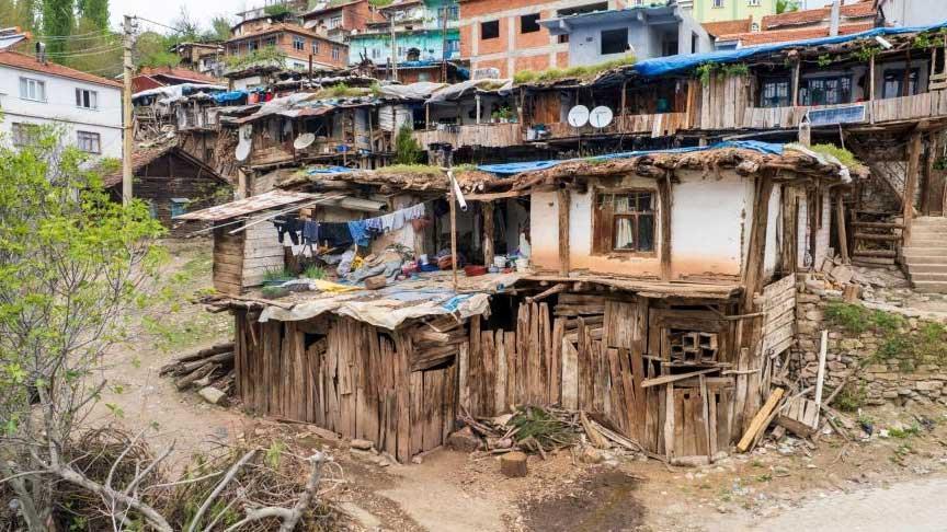 Nepal meskenlerini andırıyor! Tüm mahalle tek yapıda yaşıyor: Her şey bir felaketle başladı