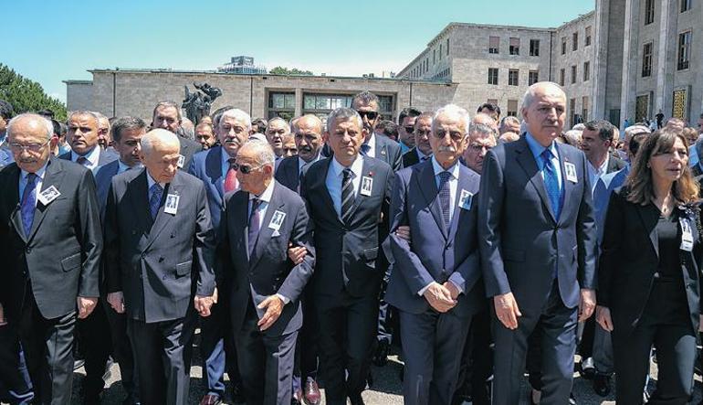 Öymen’in cenaze merasimi siyasetin tüm renklerini buluşturdu! ‘Altan Abi’ye veda 3 oymenin cenaze merasimi siyasetin tum renklerini bulusturdu altan abiye veda 1 lnh8jMTi