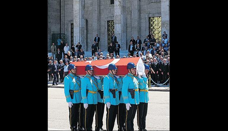 Öymen’in cenaze merasimi siyasetin tüm renklerini buluşturdu! ‘Altan Abi’ye veda 4 oymenin cenaze merasimi siyasetin tum renklerini bulusturdu altan abiye veda 2 Z8Efwf5e