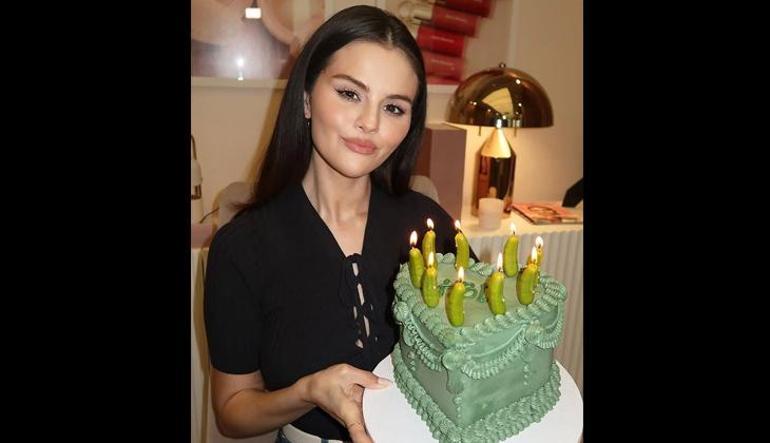selena gomezin tursulu pastasi 33 yasini bu turlu kutladi 3 FCzbLX2d