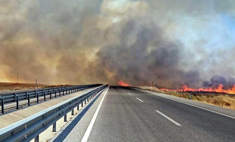 Son dakika... Edirne'de korkutan yangın! Kara yolu çift istikametli kapatıldı 1 son dakika edirnede korkutan yangin kara yolu cift istikametli kapatildi UhUaKrZU
