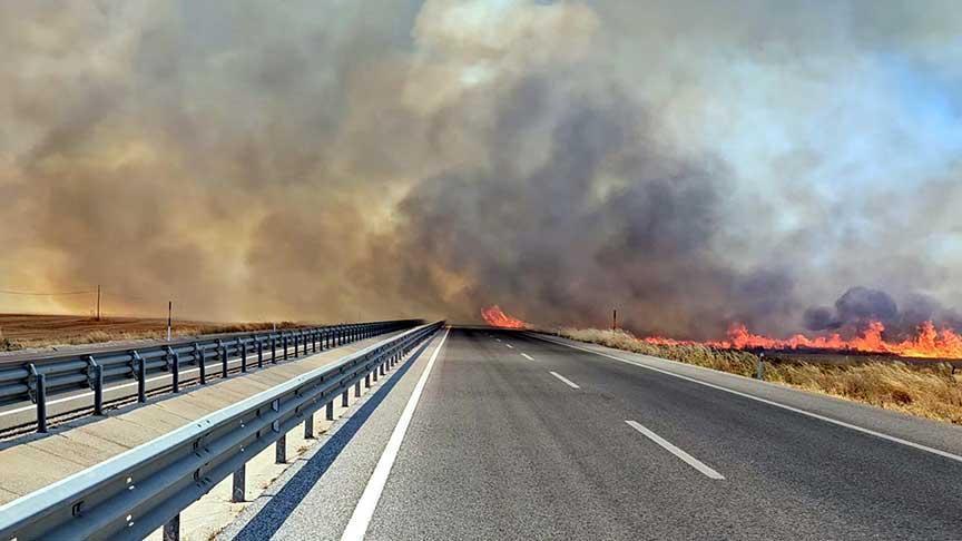 Son dakika… Edirne’de korkutan yangın! Kara yolu çift istikametli kapatıldı
