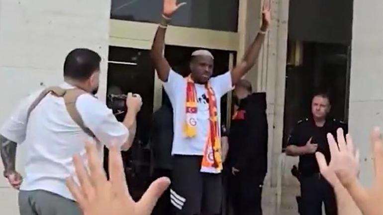 son dakika galatasaray osimhene kavusuyor yola cikti istanbula geliyor 0