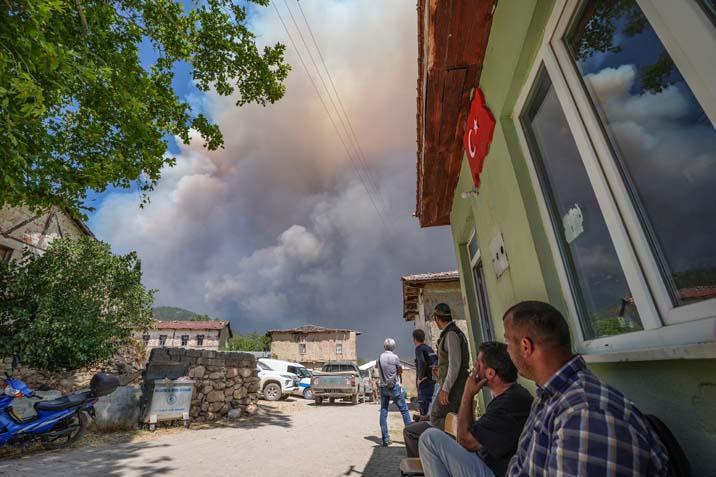 Son dakika... Sakarya'da başlayan yangın Bilecik'e ulaştı! Bir köy tahliye edildi 3 son dakika sakaryada baslayan yangin bilecike ulasti bir koy tahliye edildi 1 NtkfeRvG