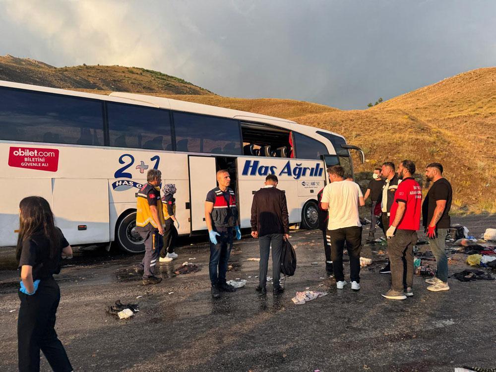 Son dakika... Sivas'ta feci kaza! Yolcu otobüsü devrildi, 3 meyyit, 24 yaralı 2 son dakika sivasta feci kaza yolcu otobusu devrildi 3 meyyit 24 yarali 0 3TOcJrgb