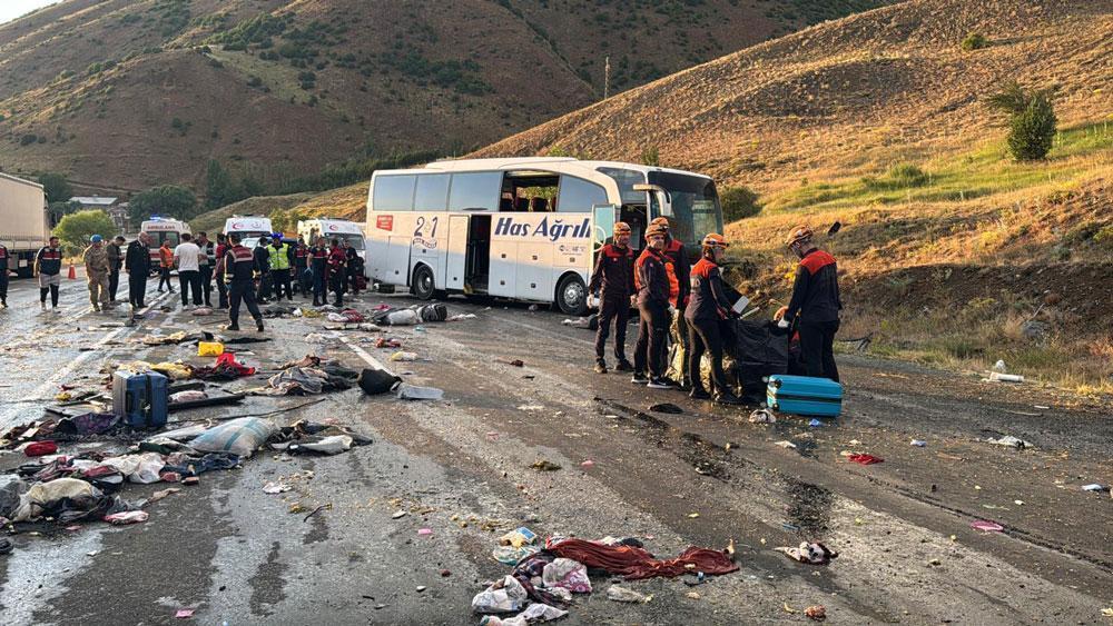 Son dakika... Sivas'ta feci kaza! Yolcu otobüsü devrildi, 3 meyyit, 24 yaralı 3 son dakika sivasta feci kaza yolcu otobusu devrildi 3 meyyit 24 yarali 1 HpAf2TNg