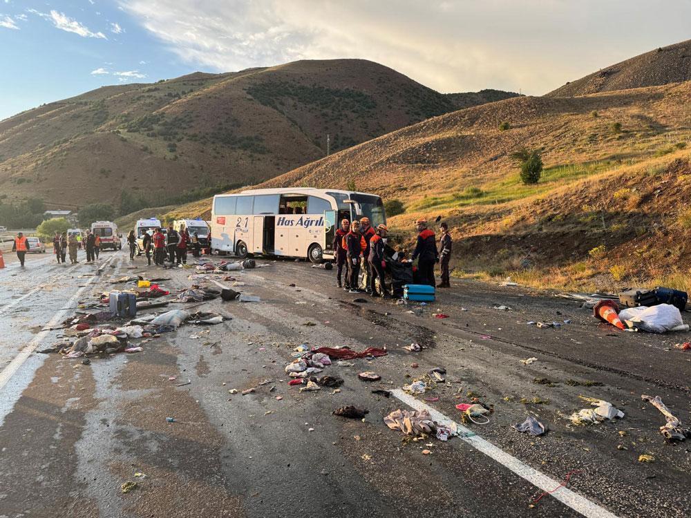 Son dakika... Sivas'ta feci kaza! Yolcu otobüsü devrildi, 3 meyyit, 24 yaralı 4 son dakika sivasta feci kaza yolcu otobusu devrildi 3 meyyit 24 yarali 2 rtv3ZHlD