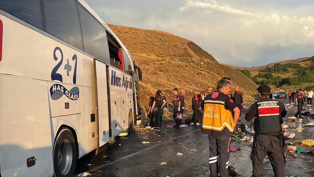 Son dakika... Sivas'ta feci kaza! Yolcu otobüsü devrildi, 3 meyyit, 24 yaralı 5 son dakika sivasta feci kaza yolcu otobusu devrildi 3 meyyit 24 yarali 3 djc7zAZK