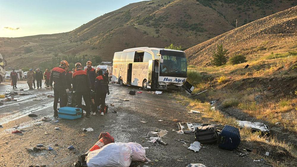 Son dakika... Sivas'ta feci kaza! Yolcu otobüsü devrildi, 3 meyyit, 24 yaralı 6 son dakika sivasta feci kaza yolcu otobusu devrildi 3 meyyit 24 yarali 4 YpE2pyLX