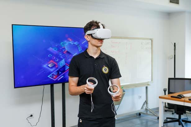 Yapay zeka eğitimi veren Türkiye'de birinci ve tek okul! Demirören Medya ve Teknoloji MTAL'de robotla tanıtım 10 yapay zeka egitimi veren turkiyede birinci ve tek okul demiroren medya ve teknoloji mtalde