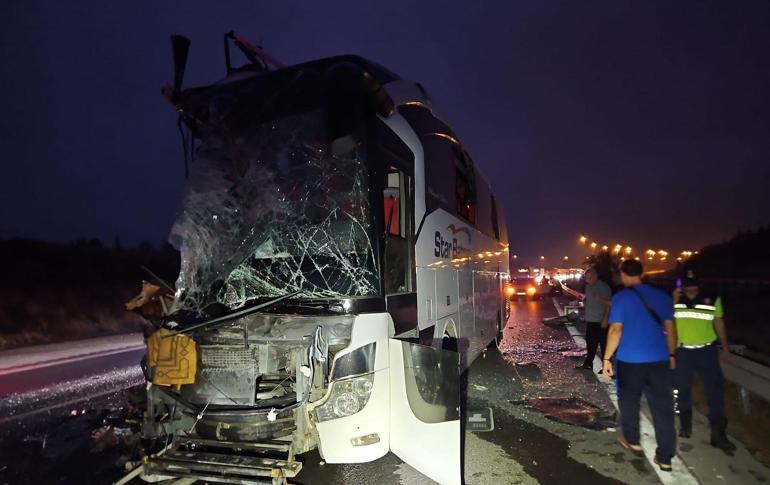 Yolcu otobüsü TIR'a arttan çarptı: 9 yaralı 2 yolcu otobusu tira arttan carpti 9 yarali 0 b89fChOf