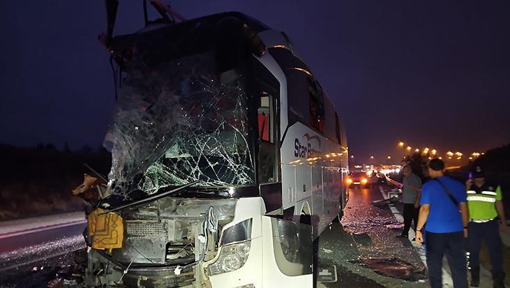 Yolcu otobüsü TIR'a arttan çarptı: 9 yaralı 1 yolcu otobusu tira arttan carpti 9 yarali AiCZVTqM
