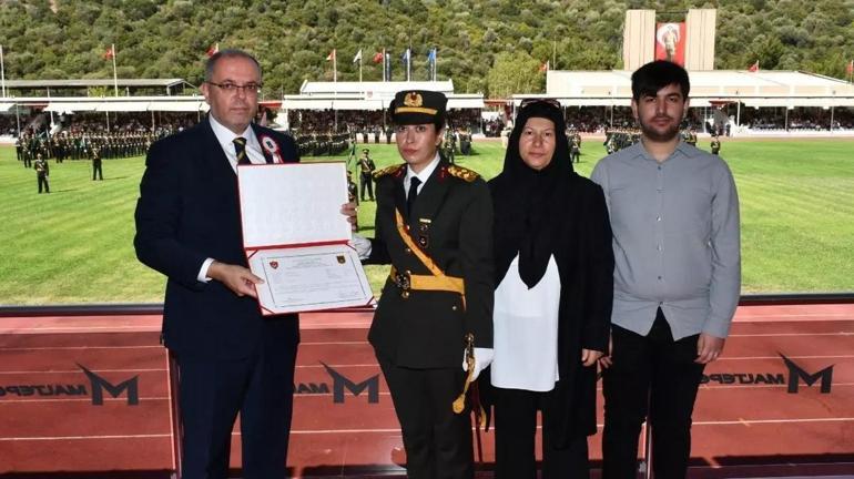 15 temmuz sehidi omer halisdemirin kizi tegmen oldu 0 P7sBCGAv