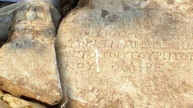 1900 yillik mezar tasini satmaya calisirken yakayi ele verdi 3IC4RuqA