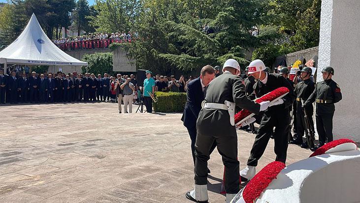 3'üncü Cumhurbaşkanı Celal Bayar, kabri başında anıldı 1 3uncu cumhurbaskani celal bayar kabri basinda anildi 1TlJrVZL