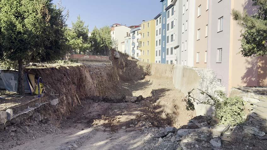 70 mesken boşaltıldı, yollar çatladı: 'Kazıdan sonra heyelan başladı' 2 70 mesken bosaltildi yollar catladi kazidan sonra heyelan basladi 0 tni3kWJZ