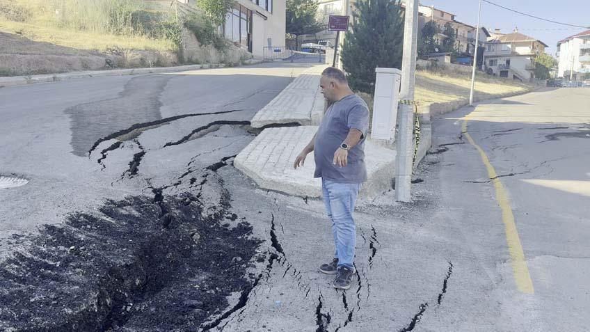 70 mesken boşaltıldı, yollar çatladı: 'Kazıdan sonra heyelan başladı' 3 70 mesken bosaltildi yollar catladi kazidan sonra heyelan basladi 1 kwiHre5m