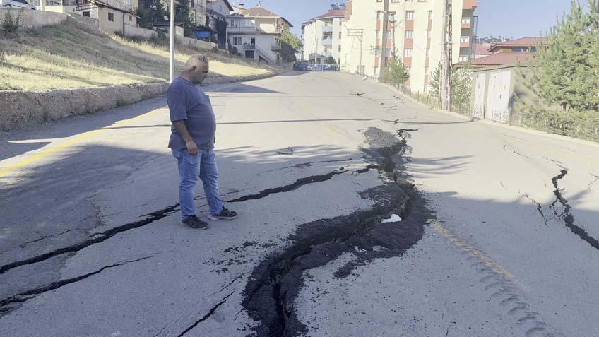 70 mesken boşaltıldı, yollar çatladı: 'Kazıdan sonra heyelan başladı' 4 70 mesken bosaltildi yollar catladi kazidan sonra heyelan basladi 2 hwalLyYs