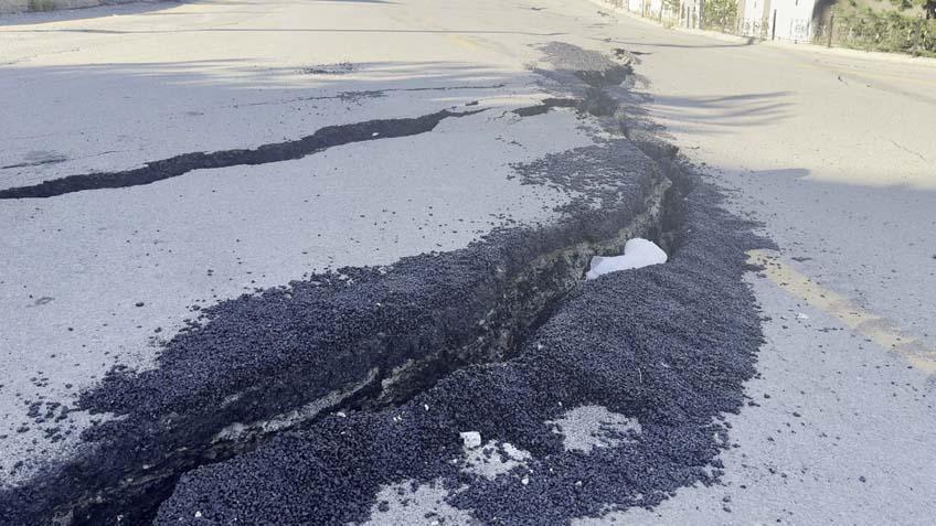 70 mesken boşaltıldı, yollar çatladı: 'Kazıdan sonra heyelan başladı' 5 70 mesken bosaltildi yollar catladi kazidan sonra heyelan basladi 3 hhVcECyw