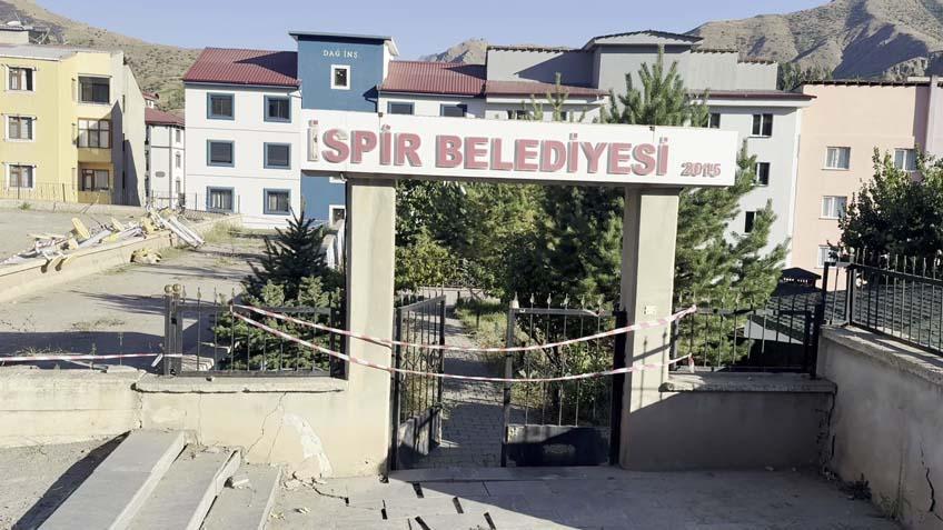 70 mesken boşaltıldı, yollar çatladı: 'Kazıdan sonra heyelan başladı' 7 70 mesken bosaltildi yollar catladi kazidan sonra heyelan basladi 5