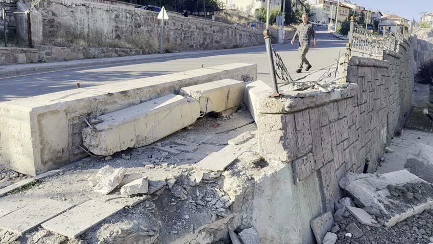 70 mesken boşaltıldı, yollar çatladı: 'Kazıdan sonra heyelan başladı' 8 70 mesken bosaltildi yollar catladi kazidan sonra heyelan basladi 6 1ycQBL6h