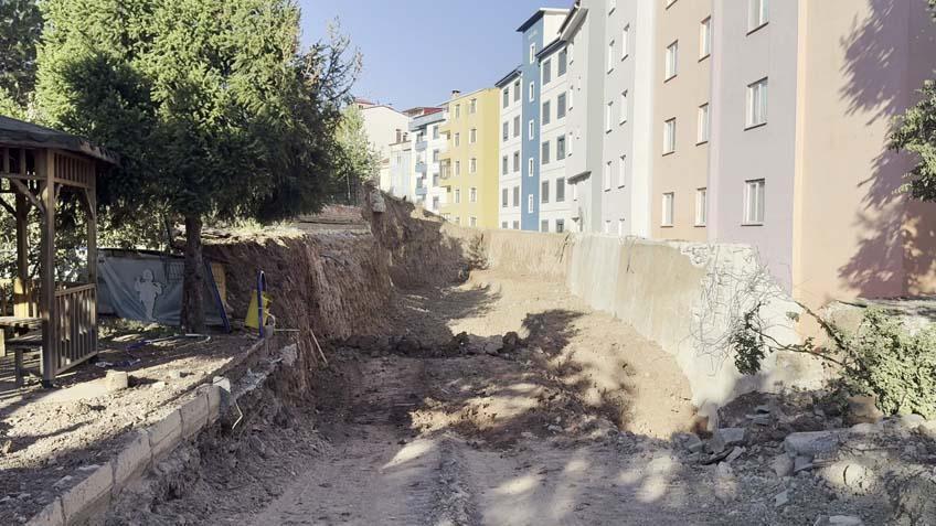 70 mesken boşaltıldı, yollar çatladı: 'Kazıdan sonra heyelan başladı' 10 70 mesken bosaltildi yollar catladi kazidan sonra heyelan basladi 8 4qWpnFmg