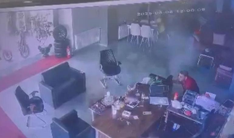 8 yasindaki egenin agir yaralandigi oto galeriye akin kamerada 0 Wv2zl3zv