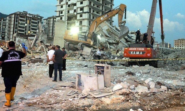 Ağır hasarlı bina yıkılırken çöktü, enkaz altında kalan operatör öldü 1 agir hasarli bina yikilirken coktu enkaz altinda kalan operator oldu ZVIrDjjj