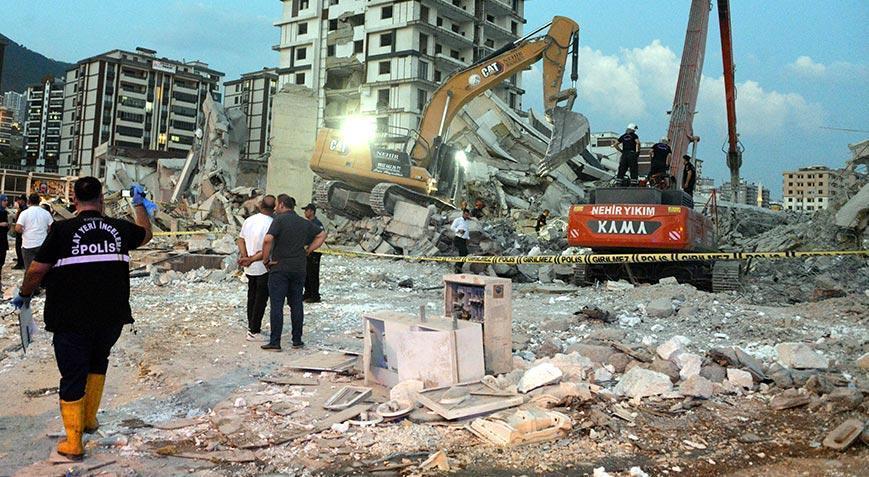 Ağır hasarlı bina yıkılırken çöktü, enkaz altında kalan operatör öldü