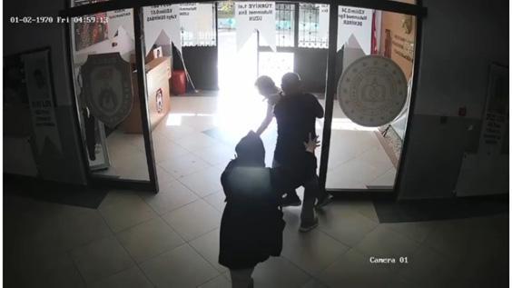 Aldığı karşılığı beğenmeyen veli, okul müdürü ve yardımcısına bıçakla saldırdı 4 aldigi karsiligi begenmeyen veli okul muduru ve yardimcisina bicakla saldirdi 2 3OstyO7X