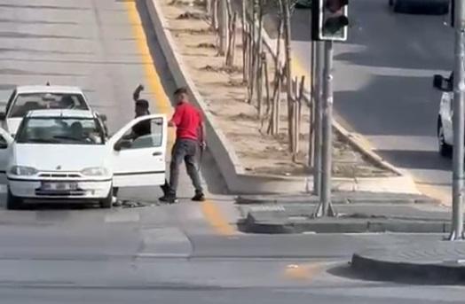 Ankara'da kılıçlı bıçaklı trafik dehşeti 2 ankarada kilicli bicakli trafik dehseti 0
