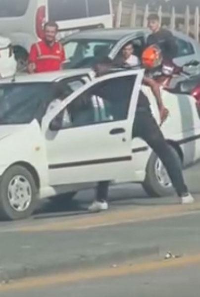 Ankara'da kılıçlı bıçaklı trafik dehşeti 4 ankarada kilicli bicakli trafik dehseti 2