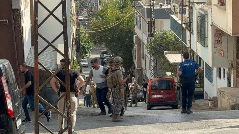 Bâtın bölmede saklandı, özel harekat operasyonuyla yakayı ele verdi 2 b tin bolmede saklandi ozel harekat operasyonuyla yakayi ele verdi 0 IlRqaY3P