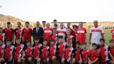 bakan bak aydinda gosteri macinda forma giydi nLNvZiJz