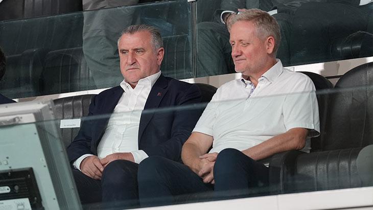 Bakan Bak, Başakşehir - Universitatea Craiova maçını tribünden takip etti 1 bakan bak basaksehir universitatea craiova macini tribunden takip etti UwZBkIaz