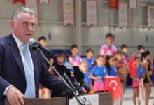 bakan bak genclerimiz ve atletlerimiz bu tesislerde sampiyonluga yuruyecek YFjSwr8B
