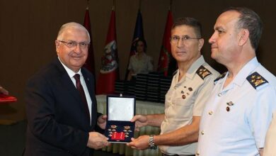 bakan guler ust rutbeye terfi eden isci icin duzenlenen merasime katildi j3J3VBwQ