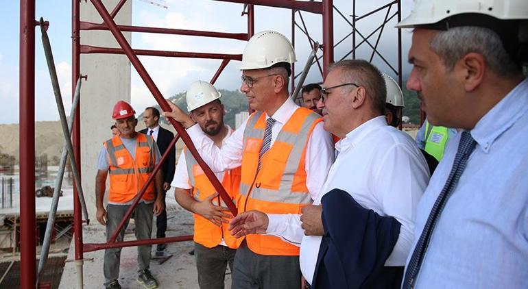 Bakan Memişoğlu, Rize Şehir Hastanesi inşaatında incelemede bulundu 2 bakan memisoglu rize sehir hastanesi insaatinda incelemede bulundu 0 wk4hWgOX
