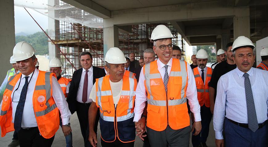 Bakan Memişoğlu, Rize Şehir Hastanesi inşaatında incelemede bulundu