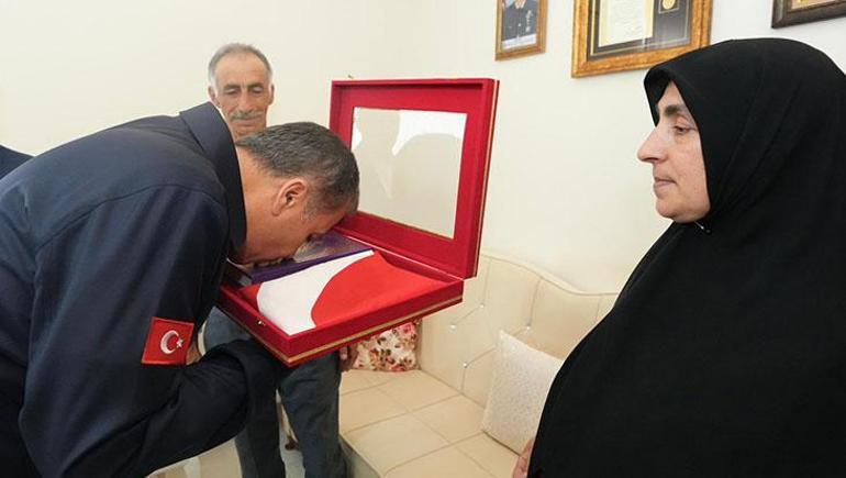 Bakan Yerlikaya, şehit ailesine Cumhurbaşkanı Erdoğan'ın mektubunu okudu 2 bakan yerlikaya sehit ailesine cumhurbaskani erdoganin mektubunu okudu 0 7IUg4Ekj