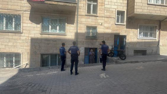 balkondan dusen 4 yasindaki cocuk tum mudahalelere karsin kurtarilamadi 2 7umEypYs