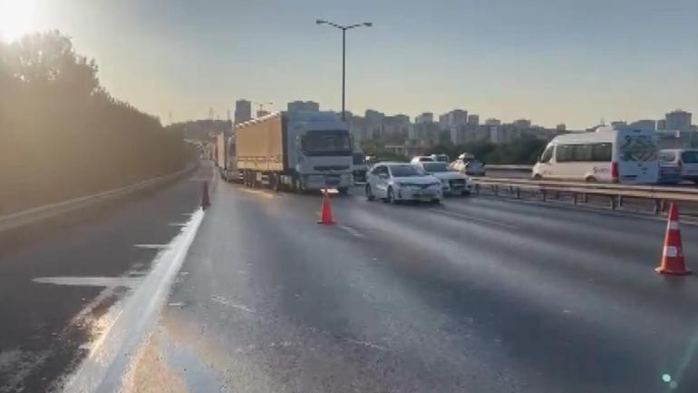 Başakşehir TEM Otoyolu'nda kamyonet devrildi; trafik yoğunluğu oluştu 2 basaksehir tem otoyolunda kamyonet devrildi trafik yogunlugu olustu 0 j6dbN5kG