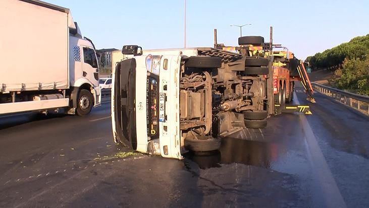 Başakşehir TEM Otoyolu'nda kamyonet devrildi; trafik yoğunluğu oluştu 1 basaksehir tem otoyolunda kamyonet devrildi trafik yogunlugu olustu