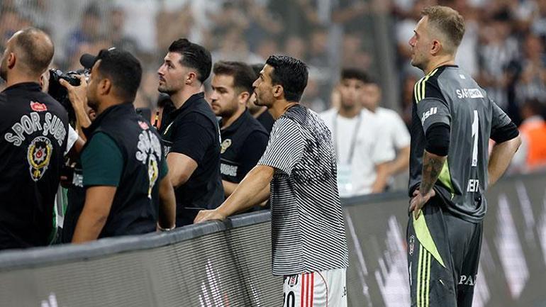 Beşiktaş'ta taraftardan büyük tepki! Rakip kadro oyuncuları alkışlandı 3 besiktasta taraftardan buyuk tepki rakip kadro oyunculari alkislandi 0 TyMt21S5