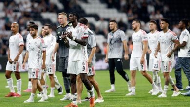 besiktasta taraftardan buyuk tepki rakip kadro oyunculari alkislandi 8C1RPIa5