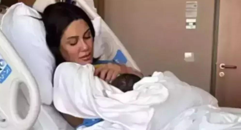 birinci kere anne olmustu sahra isik aybirdi hastaneden yaptigi paylasimla sevenlerini korkuttu 1 s4cNOenZ