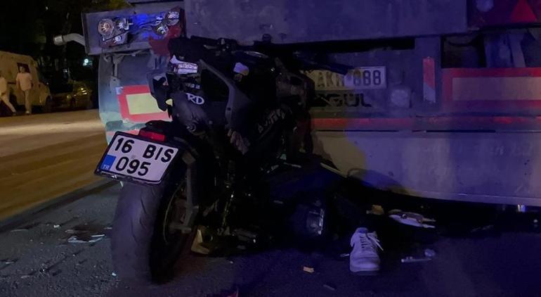 bursada dehsetli kaza motosiklet park halindeki tira carpti 1 meyyit 1 yarali 0 gJfdlEL6
