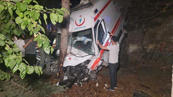 Bursa'da kamyonet ile ambulans çarpıştı: 5 yaralı 2 bursada kamyonet ile ambulans carpisti 5 yarali 0 4jKeRJE8