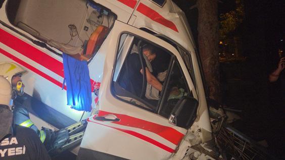 Bursa'da kamyonet ile ambulans çarpıştı: 5 yaralı 10 bursada kamyonet ile ambulans carpisti 5 yarali 8 qnPOppAT